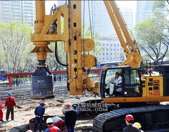中国南车tr400d旋挖钻机tr400d旋挖钻机采用的cat74d可伸缩式底盘,为